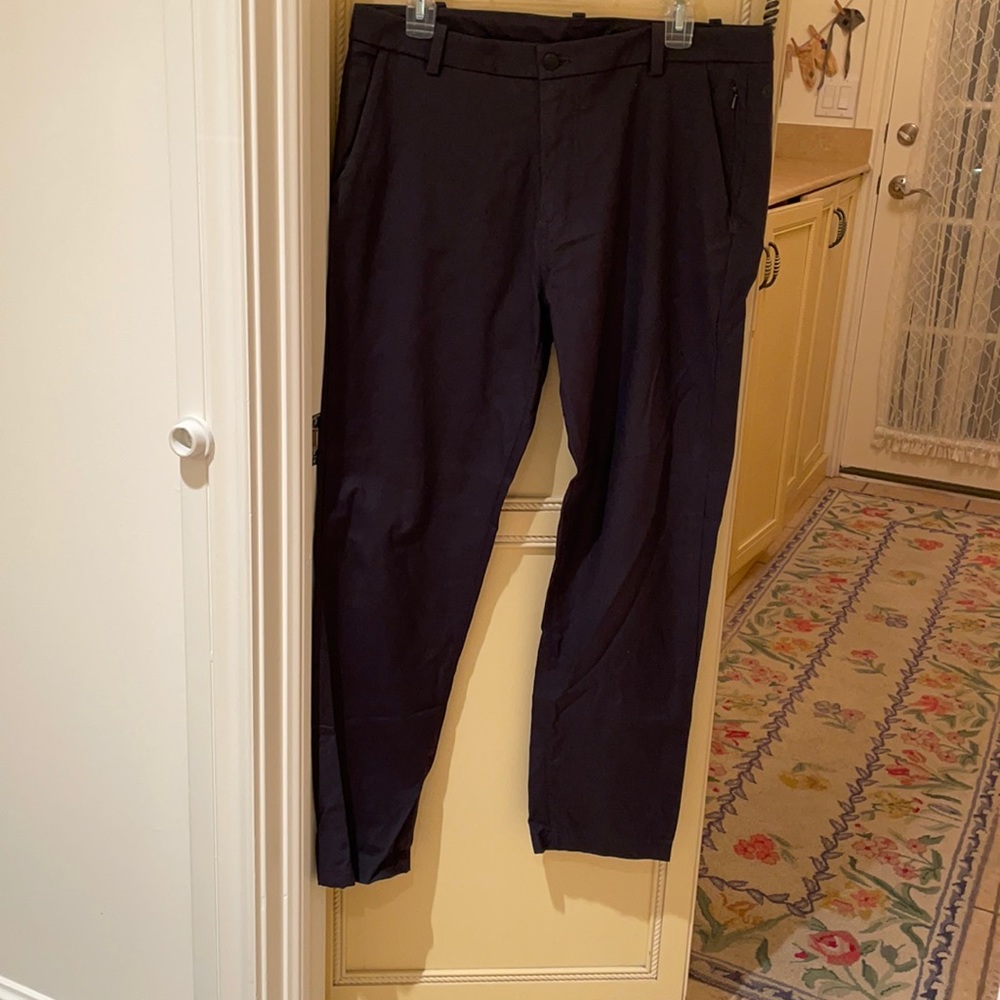Men’s Lululemon dark gray slant front pockets 2 zip back pockets never worn